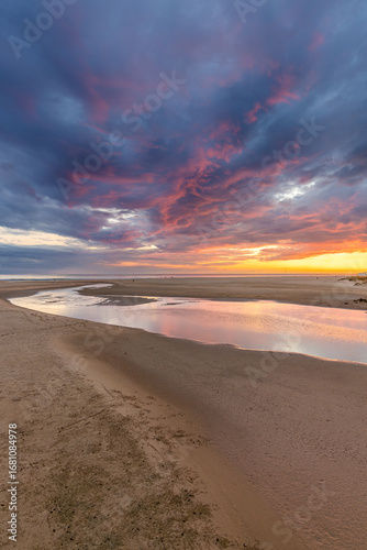 Der Fluss Rio Salado an der Stadt Conil de la Frontera in der Provinz Cadiz in Andalusien in Spanien bei Sonnenuntergang