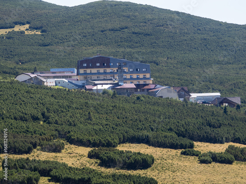 Cuadro en lienzo Piatra Arsa hotel from Bucegi mountains, Romania