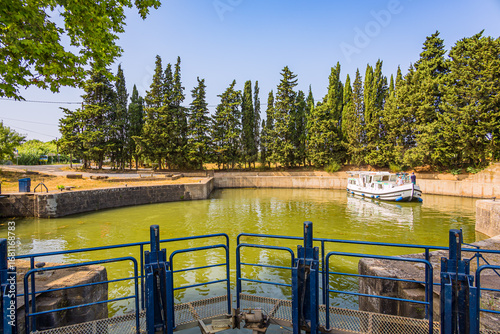 Wallpaper Mural Écluse Ronde d'Agde sur le canal du Midi en France Torontodigital.ca