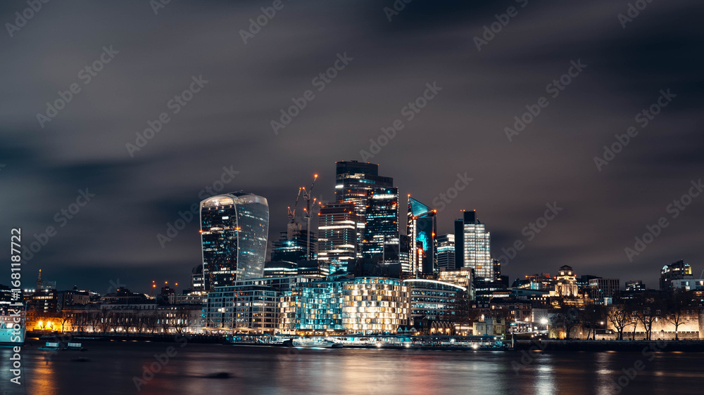 Obraz premium Big Ben and Westminster seen from under a bridge on the Thames, dramatic architecture perspective at night