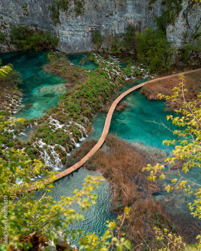 Fotografía Turquoise pools and cascading waterfalls at Plitvice Lakes National Park, Croati