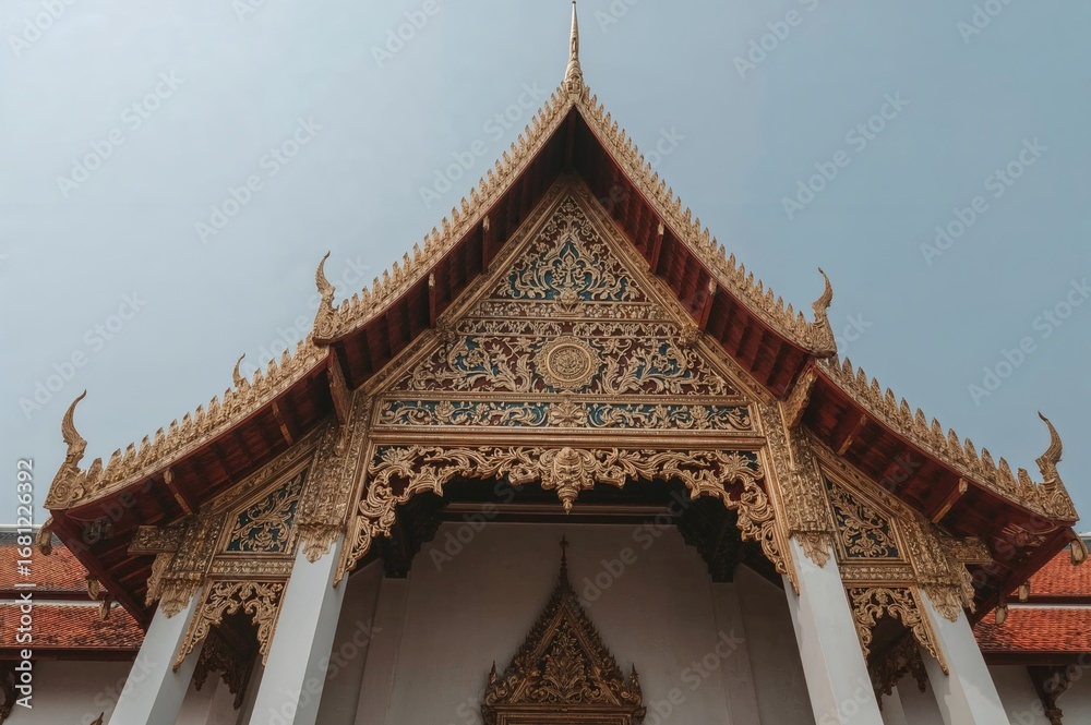 Obraz premium Buddhist monastery featuring a traditional Thai temple roof