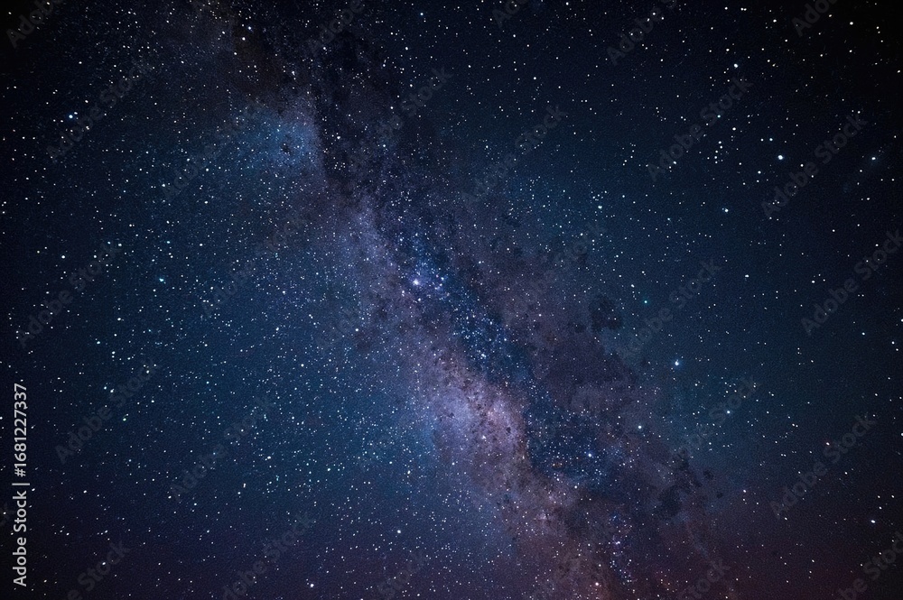Obraz premium Nighttime sky filled with stars and the Milky Way galaxy