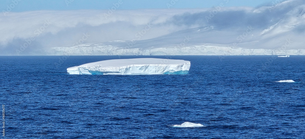 Naklejka premium Iceberg in the Southern Ocean