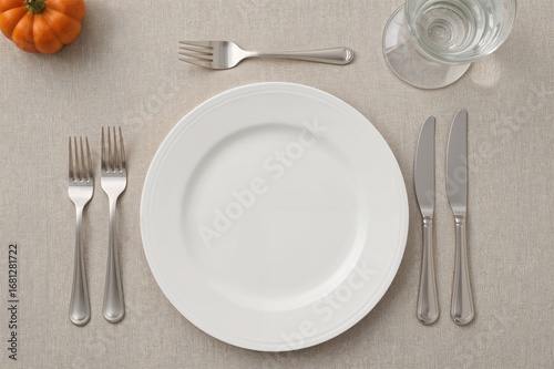 Minimalist Thanksgiving Table Arrangement
