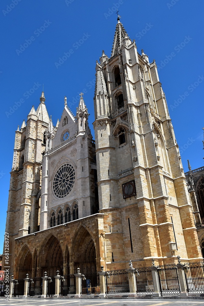 Fototapeta premium La façade principale de la cathédrale Sainte-Marie de León