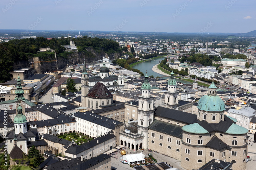 Obraz premium Blick von der Hohensalzburg auf die Altstadt von Salzburg im Sommer