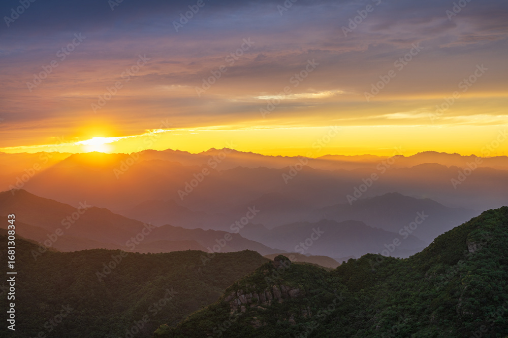 Obraz premium Beautiful sunset glow from Beijing Western Hills Miaofengshan area 