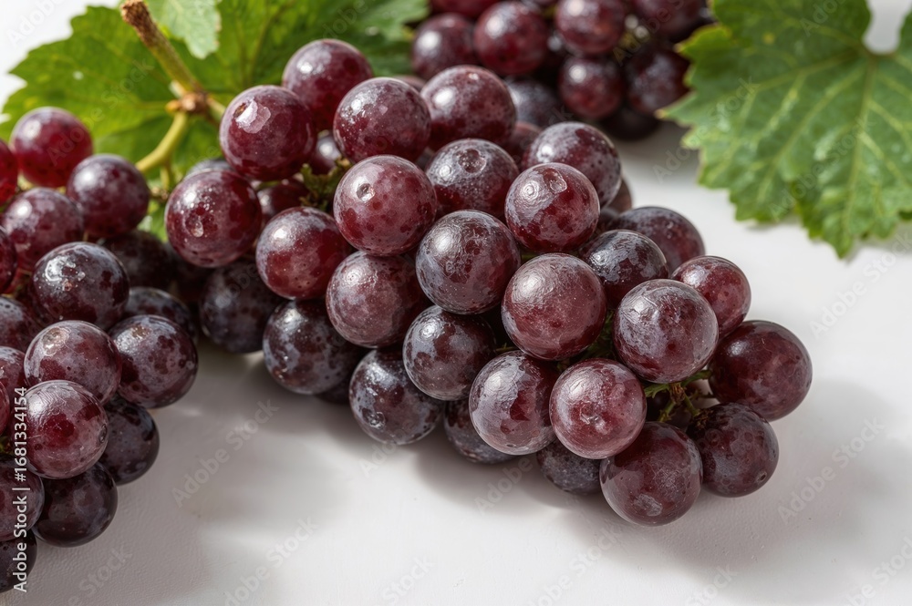 Fototapeta premium Nutritious food option: mature grapes