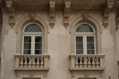 Architectural decorative fe...