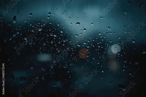 Water droplet bokeh on a we...