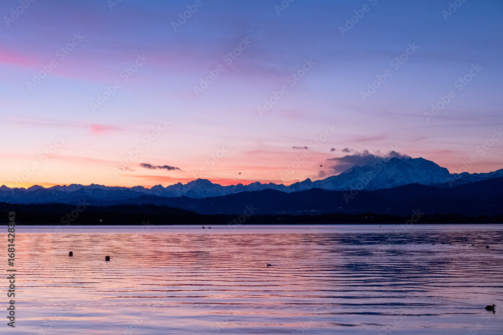 Fototapeta premium Lago di Varese con Monte Rosa al tramonto 