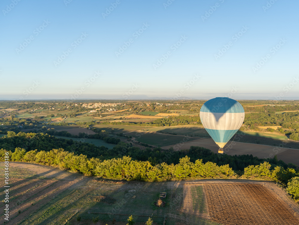 Φωτογραφία Montgolfière au-dessus des champs provençaux
Hot Air Balloon over Provencal Fiel