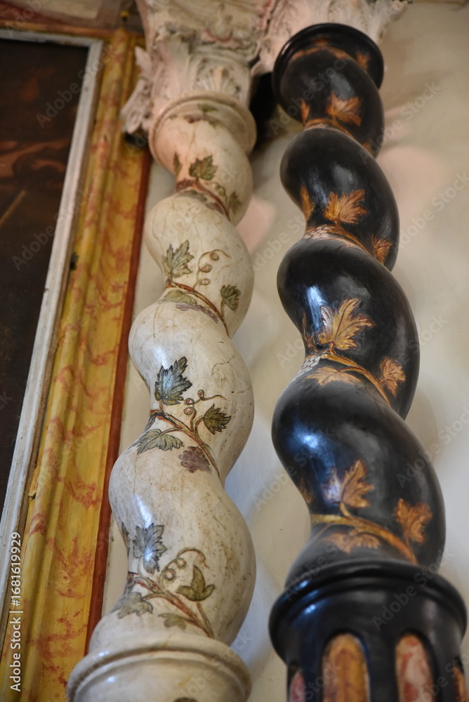 Fototapeta premium Colonnes salomoniques de l'église Saint-André à Omessa en Corse