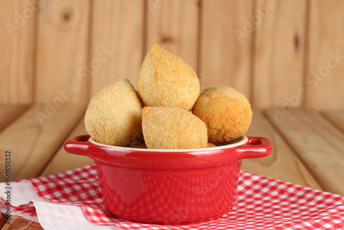 salgadinho tipico brasileiro tipo coxinha, bolinha de queijo e empada