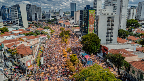 Fényképezés Aerial drone view of street carnival parade at Largo da Batata, Faria Lima, São