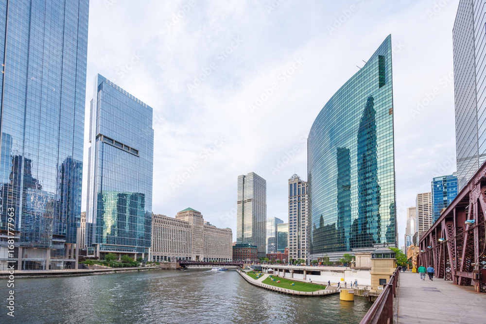 Obraz premium Vibrant view of Chicago downtown skyline under a summer sky