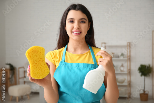 Young woman sponge and dete...