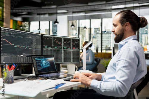 Billede på lærred Trader running AI powered tools on laptop for automated trading and portfolio rebalancing