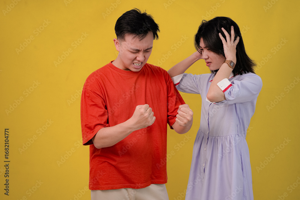 Naklejka premium couple engaged in heated discussion against a bright yellow background
