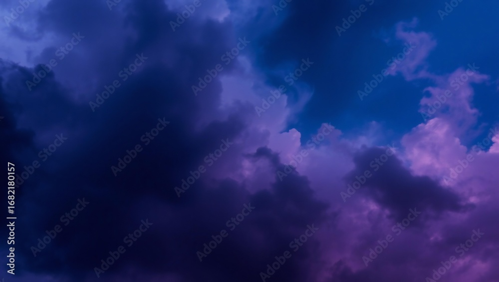 Obraz premium Dramatic dark blue and purple storm clouds at dusk
