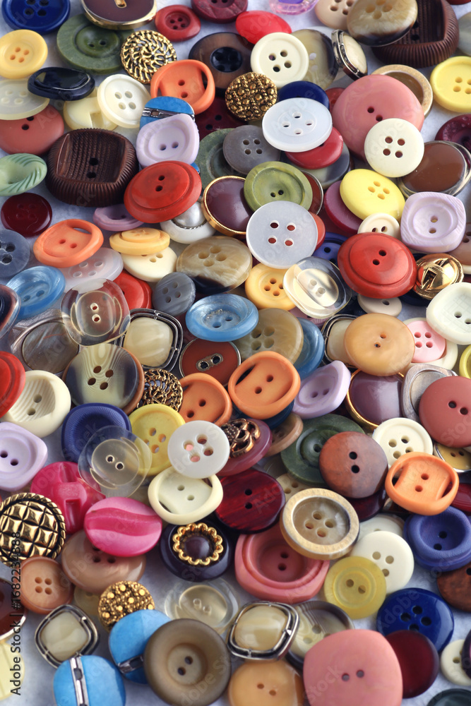 Obraz premium 洋裁に使うカラフルなボタンの集合写真