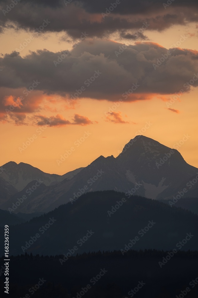 Obraz premium sunset over the mountains