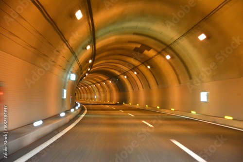 高速道路のトンネルのカーブ