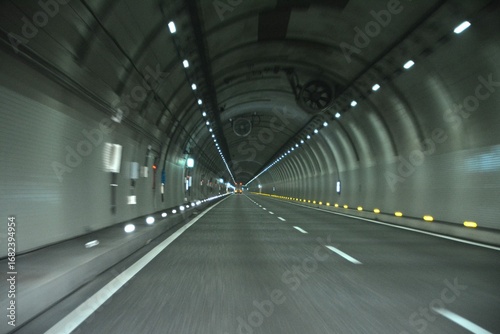 高速道路のトンネル