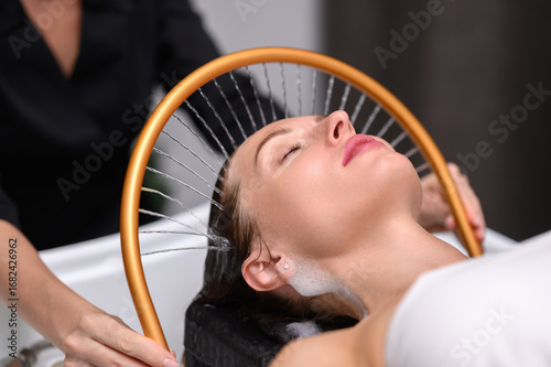 Schilderij op canvas Japanese head spa with water stream therapy