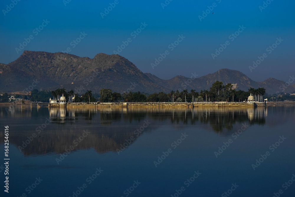 Obraz premium Fateh Sagar Lake in Udaipur, Rajasthan, India