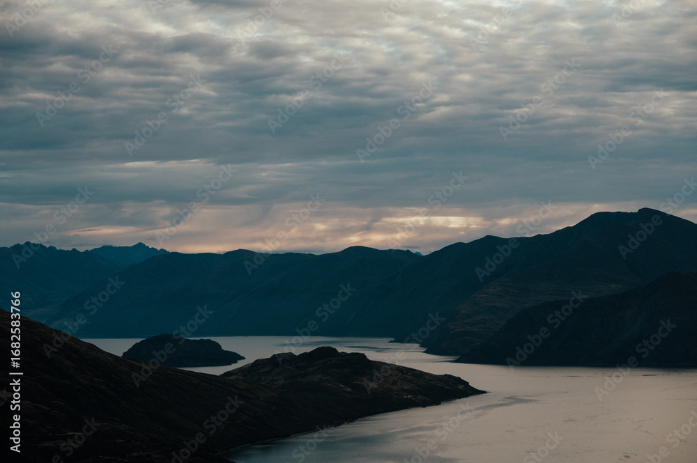 Fototapeta premium Sunrise in Rocky Mountain Summit, Wanaka, New Zealand