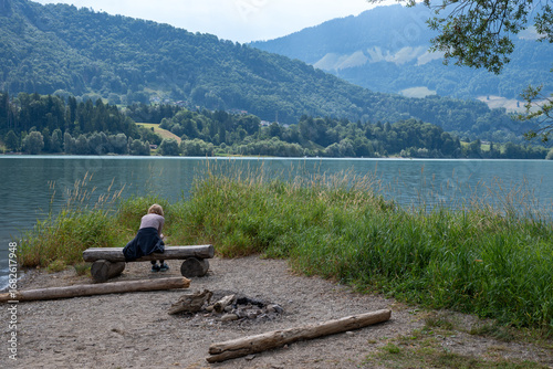 Au bord du lac de la Gruyère, la plage de Morlon et ses environs offrent un panorama sur les Préalpes fribourgeoises.