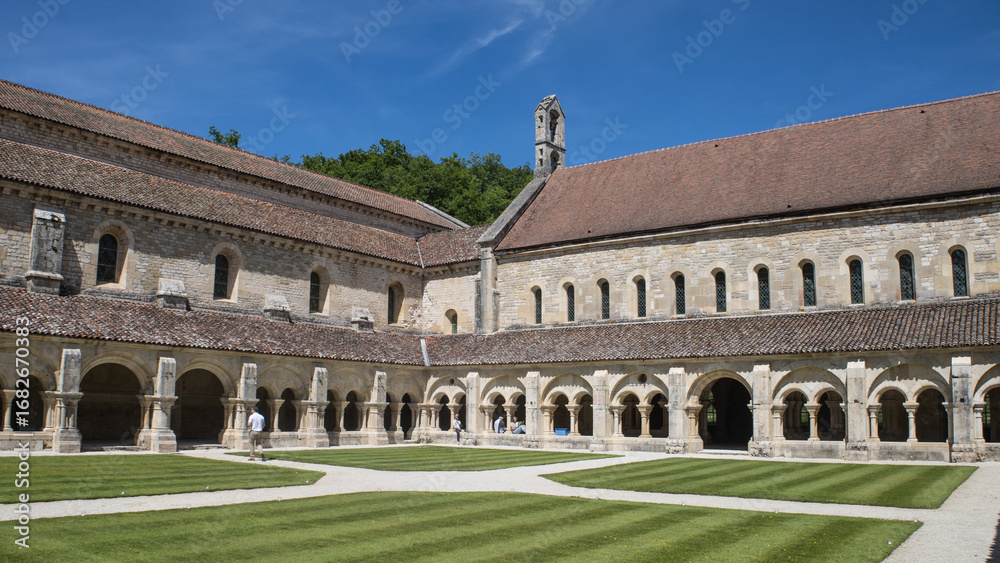Fototapeta premium L'abbaye de Fontenay est une abbaye cistercienne située à Marmagne, en Côte-d'Or, en Bourgogne. C'est la plus ancienne abbaye cistercienne, classée monument historique et inscrite au patrimoine mondi