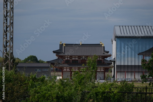 Wallpaper Mural 日本、京都、平安神宮、神社、庭園、文化財、木造建築、古代建築、日本文化、歷史名勝、文化財、木、綠色、青空、写真素材 Torontodigital.ca