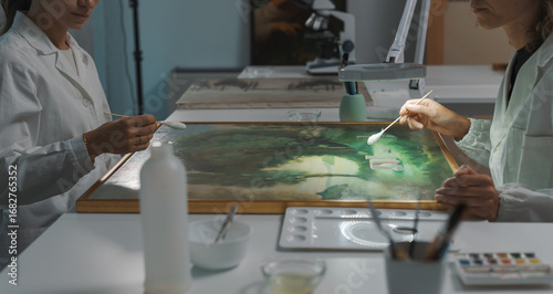 Foto Painting conservators restoring an oil painting