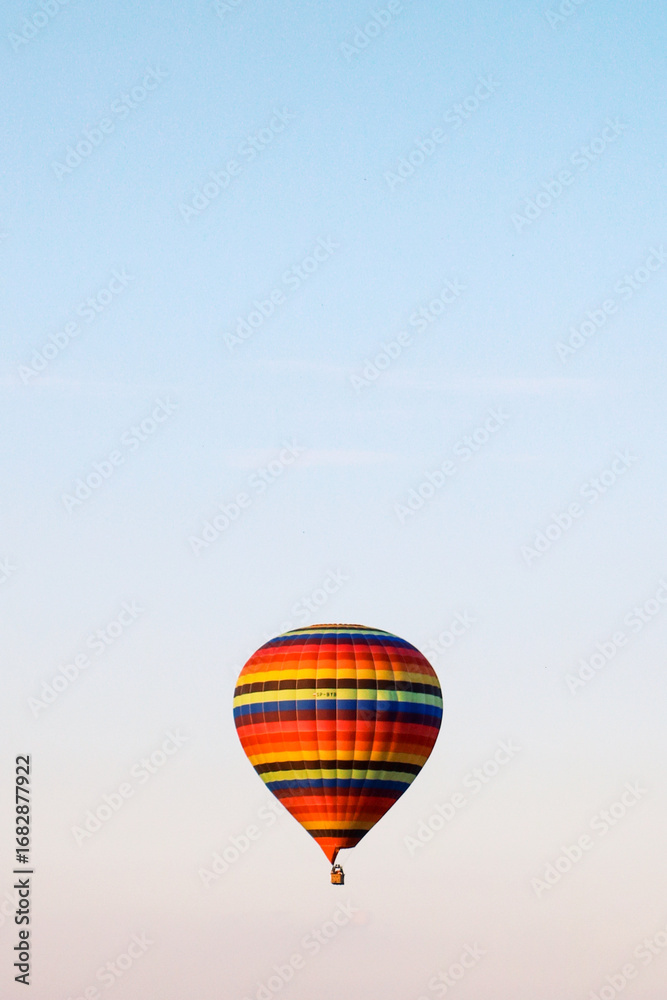 Fototapeta premium The balloon is flying over the lake.