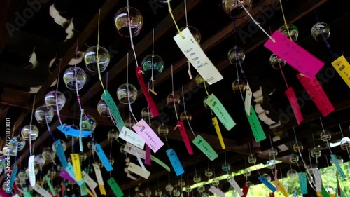 日本、京都、風鈴、平安神宮、神社、庭園、文化財、木造建築、古代建築、日本文化、歷史名勝、文化財、木、綠色、青空、写真素材