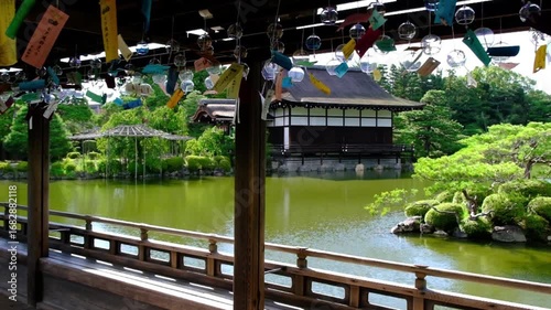 日本、京都、風鈴、平安神宮、神社、庭園、文化財、木造建築、古代建築、日本文化、歷史名勝、文化財、木、綠色、青空、写真素材