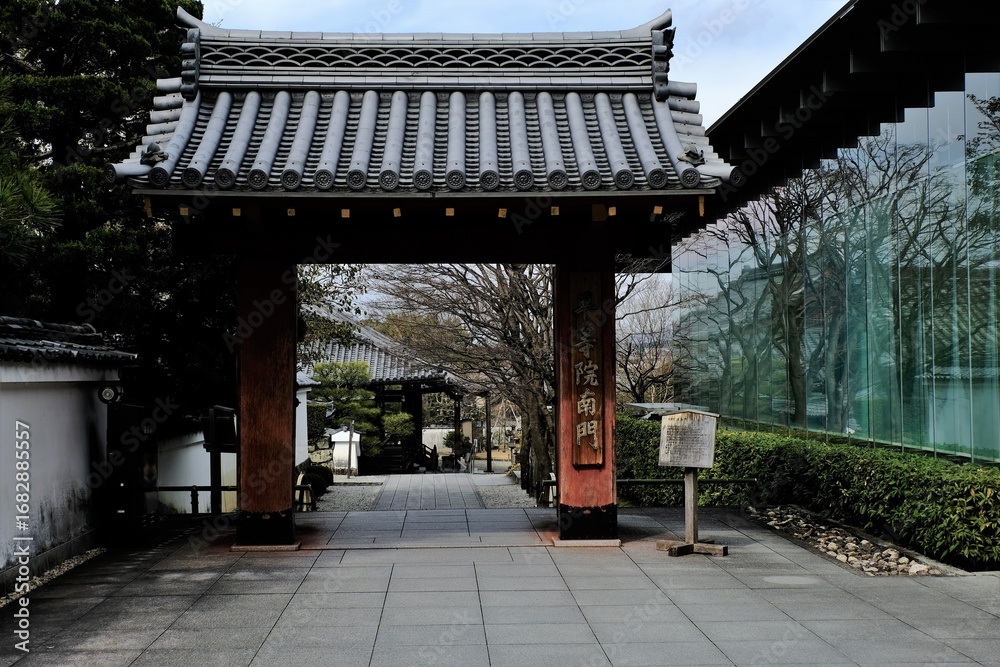 Obraz premium 日本、京都、平等院、佛寺、寺院、文化財、木造建築、古代建築、日本文化、歷史名勝、文化財、木、綠色、青空、写真素材