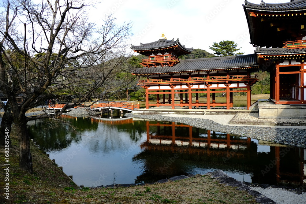 Obraz premium 日本、京都、平等院、佛寺、寺院、文化財、木造建築、古代建築、日本文化、歷史名勝、文化財、木、綠色、青空、写真素材