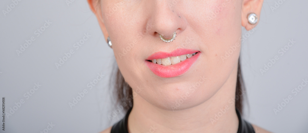 Fototapeta premium lippenstiuft, makeup, portrait, gesicht, mund, frau, schönheit, lippen, essen, gesicht, rot, obst, erdbeer, mund, süss, person, make-up, praline, close up, leute, lächeln, hand, lippenstift, gestalten
