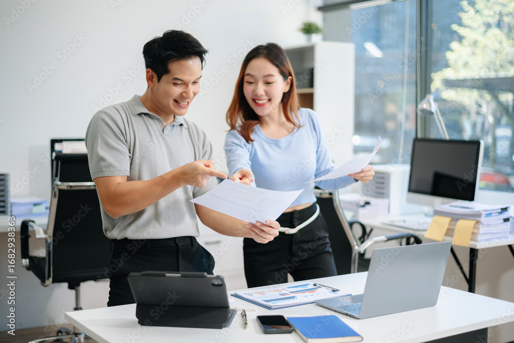 Obraz premium Teams celebrating success in a lively office setting, capturing moments of joy, teamwork, and professional collaboration in office