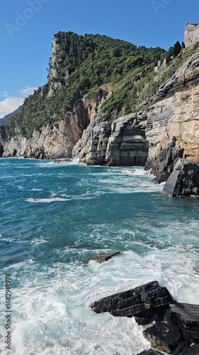 onde sbattono su scogliera con insenature e grotte, golfo dei poeti, mare mediterraneo