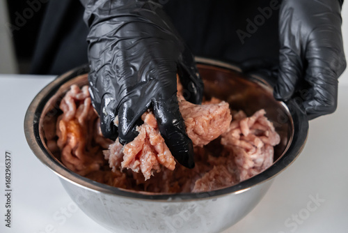 Fotografía Expert chef's gloved hands meticulously prepare raw ground meat, carefully mixin
