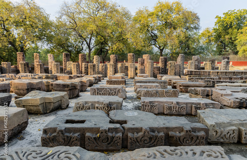 Foto sarnath archaeological site with excavated ancient stone ruins at in daylight