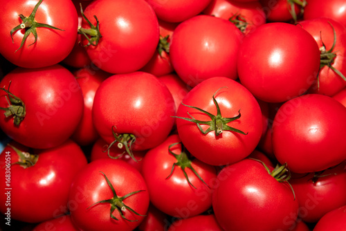  Warzywa, na targu warzywnym. Pomidory