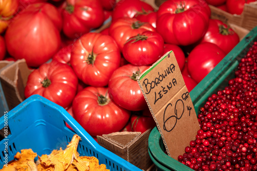  Warzywa, na targu warzywnym. Pomidory