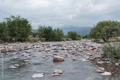 Φωτογραφία Summer landscape with shallow rocky mountain river