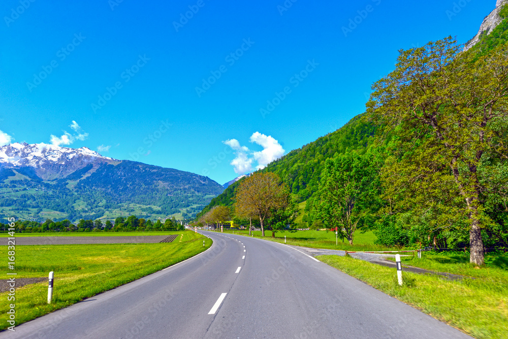 Fototapeta premium Die Hauptstrasse 13 (St. Gallerstrasse) vor Ortseinfahrt Sargans in Kanton St. Gallen 